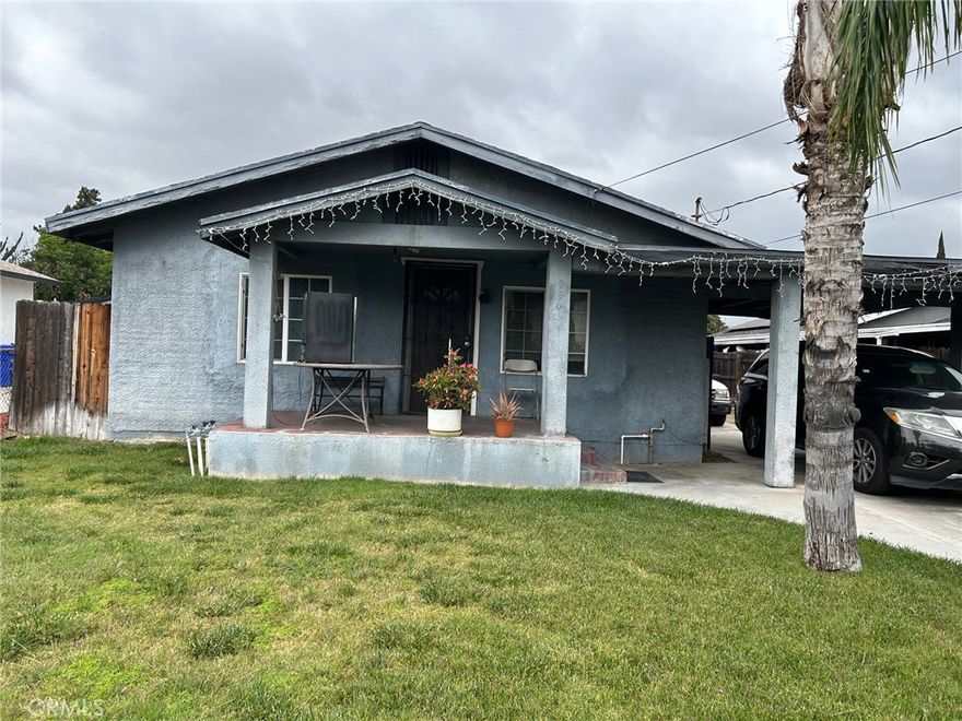 Property is back on the market with a new price.
Great home for first time home buyer and rise a family. Big lot with lots of potential.Property needs some TLC.