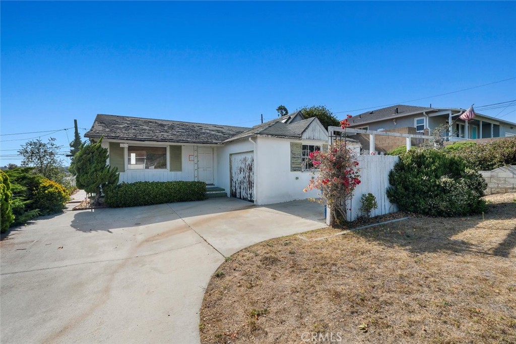 Seaside Opportunity in Torrance! Located in the desirable Seaside neighborhood, this property offers the perfect canvas for your dream home. With its prime location near the beach, shopping, and top-rated schools, this fixer-upper invites you to reimagine, renovate, and create a residence tailored to your vision. A rare chance to invest in one of Torrance’s most sought-after coastal communities.