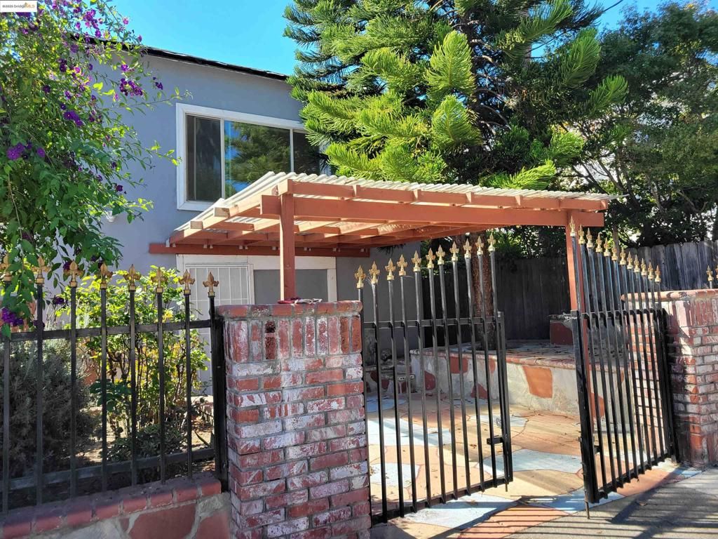 Photo of 2001 E 27Th St St, Oakland, CA 94606 (MLS # 41115703)