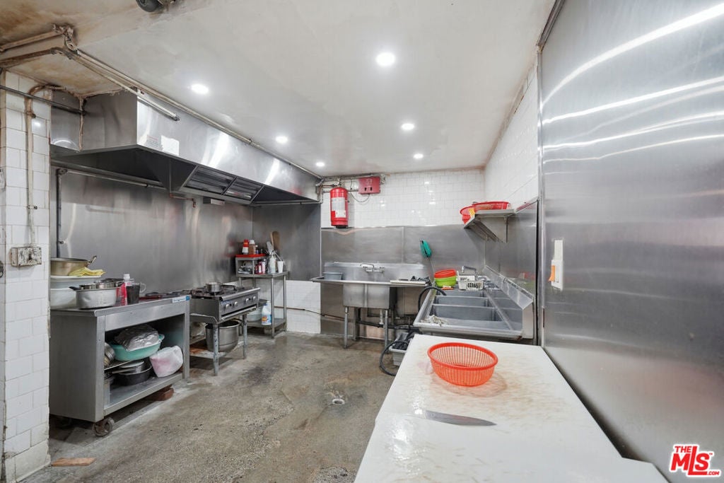 1025 W 101st Street
