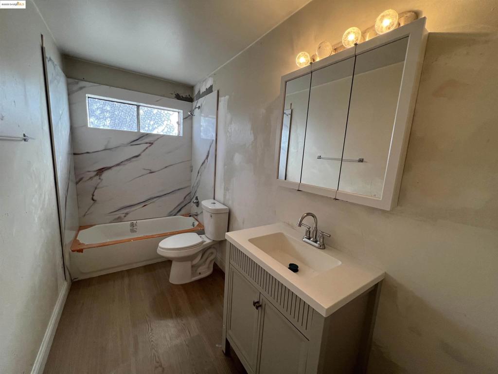 E OAKLAND - Residential Income