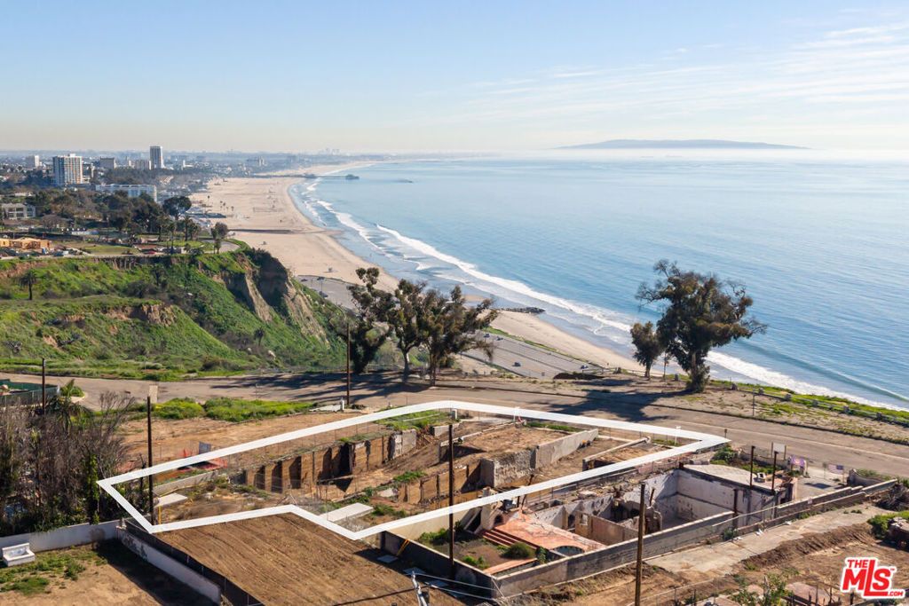 Photo of 15519 Via De Las Olas, Pacific Palisades, CA 90272 (MLS # 25582767)