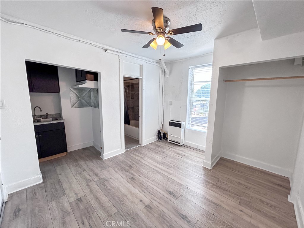 Studio Apartment in Paramount – $1,695/Month with Parking Included
14151 Paramount Blvd, Paramount, CA 90723
Great location with a Walk Score of 72 (Very Walkable) and easy access to transportation, shopping, and local services.
Unit Details
Studio with 1 full bathroom
$1,695/month (parking included)
Private and convenient parking space
Well-maintained building with a welcoming community atmosphere
Highlights
Ideal for singles, couples, or first-time renters
Full bathroom with all essentials
Close to schools (Paramount Park Middle, Roosevelt Elementary), shops, and public transit
Easy access to major routes connecting Burbank, Downey, and Long Beach
Quiet and secure neighborhood setting