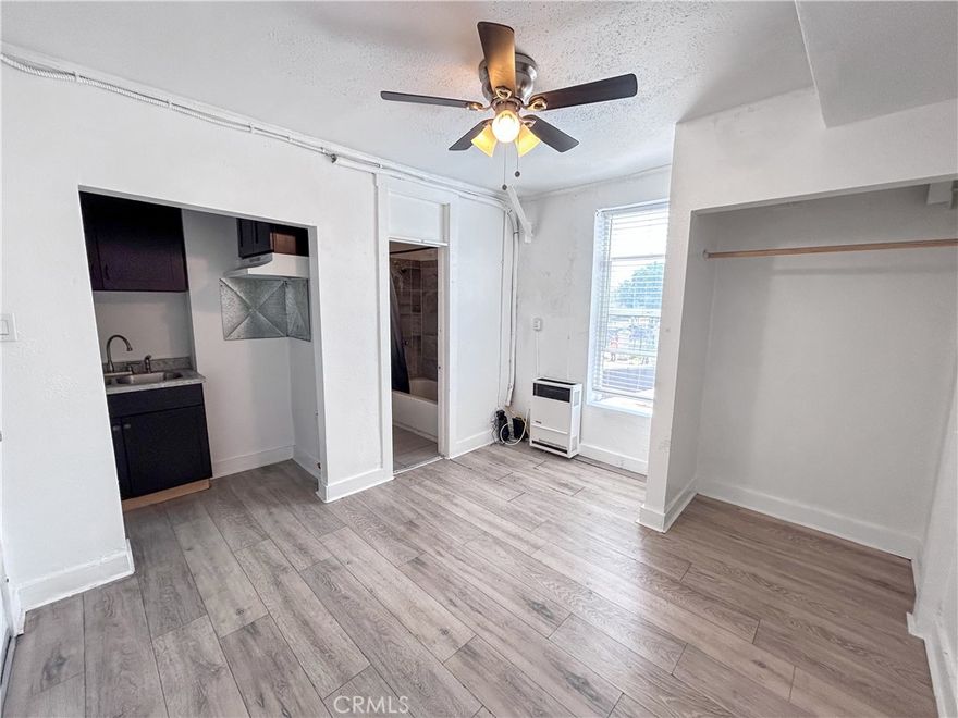 Studio Apartment in Paramount – $1,695/Month with Parking Included
14151 Paramount Blvd, Paramount, CA 90723
Great location with a Walk Score of 72 (Very Walkable) and easy access to transportation, shopping, and local services.
Unit Details
Studio with 1 full bathroom
$1,695/month (parking included)
Private and convenient parking space
Well-maintained building with a welcoming community atmosphere
Highlights
Ideal for singles, couples, or first-time renters
Full bathroom with all essentials
Close to schools (Paramount Park Middle, Roosevelt Elementary), shops, and public transit
Easy access to major routes connecting Burbank, Downey, and Long Beach
Quiet and secure neighborhood setting