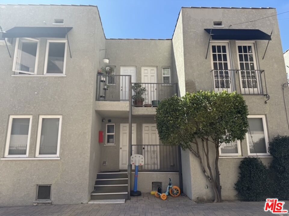 1750 N La Brea Avenue