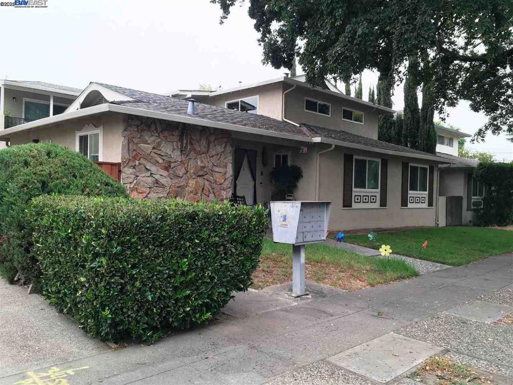 Remodeled unit: Manufactured hardwood flooring throughout: Newer kitchen cabinets: Recessed lighting throughout all rooms and kitchen: Granite counter top in kitchen: Washer and Dryer in unit: Water and Garbage included in rent: Close to shopping (Westgate Mall, Santana Row): Minutes to downtown San Jose, S.J. Airport, Ebay, Apple and Silicon Valley employers: Highly desirable schools (George C. Payne, Moreland Middle, Westmont High): Please verify with school district. Parks and playgrounds: Easy access to freeways 280,880,85 17, San Tomas Expressway and Lawrence Expressway: