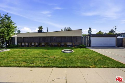 Photo of 18342 Blackhawk Street, Porter Ranch, CA 91326 (MLS # 26661143)