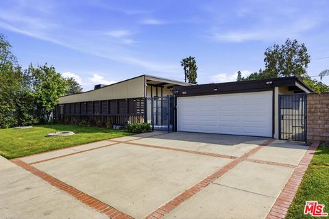 Tiny photo for 18342 Blackhawk Street, Porter Ranch, CA 91326 (MLS # 26661143)