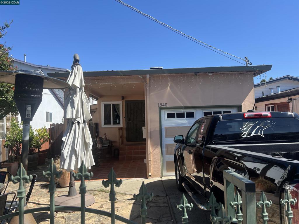 This charming property presents a great opportunity with three bedrooms, 1 bathroom, and an open floor plan. It features granite countertops, hardwood flooring, and an enclosed backyard perfect for entertaining family and friends. Conveniently located near freeways, shopping malls, and schools, this home has everything you need!