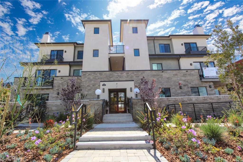 Now available for lease in one of Glendale’s most desirable neighborhoods, this beautifully designed 3-bedroom, 2.5-bathroom end-unit condo offers 1,383 square feet of upscale living. Thoughtfully laid out for both comfort and style, this residence boasts a bright, open floor plan with elegant finishes throughout.
The main living area is perfect for entertaining or relaxing, featuring a fireplace and direct access to a private patio where you can unwind with tranquil views. The kitchen is a true showpiece, outfitted with high-end cabinetry, premium appliances, tile backsplash, sleek countertops, and a convenient breakfast bar—ideal for casual dining or morning coffee.
All three bedrooms are well-proportioned, offering flexibility for families, professionals, or those working from home. The home also includes recessed lighting, updated bathrooms, and in-unit laundry for added convenience. As an end unit, the property offers enhanced privacy and only one shared wall.
Situated in a secure and well-maintained building with gated parking, this condo is just moments from The Americana at Brand, Whole Foods, and the best dining, shopping, and entertainment Glendale has to offer. A rare lease opportunity that blends luxury, location, and lifestyle.