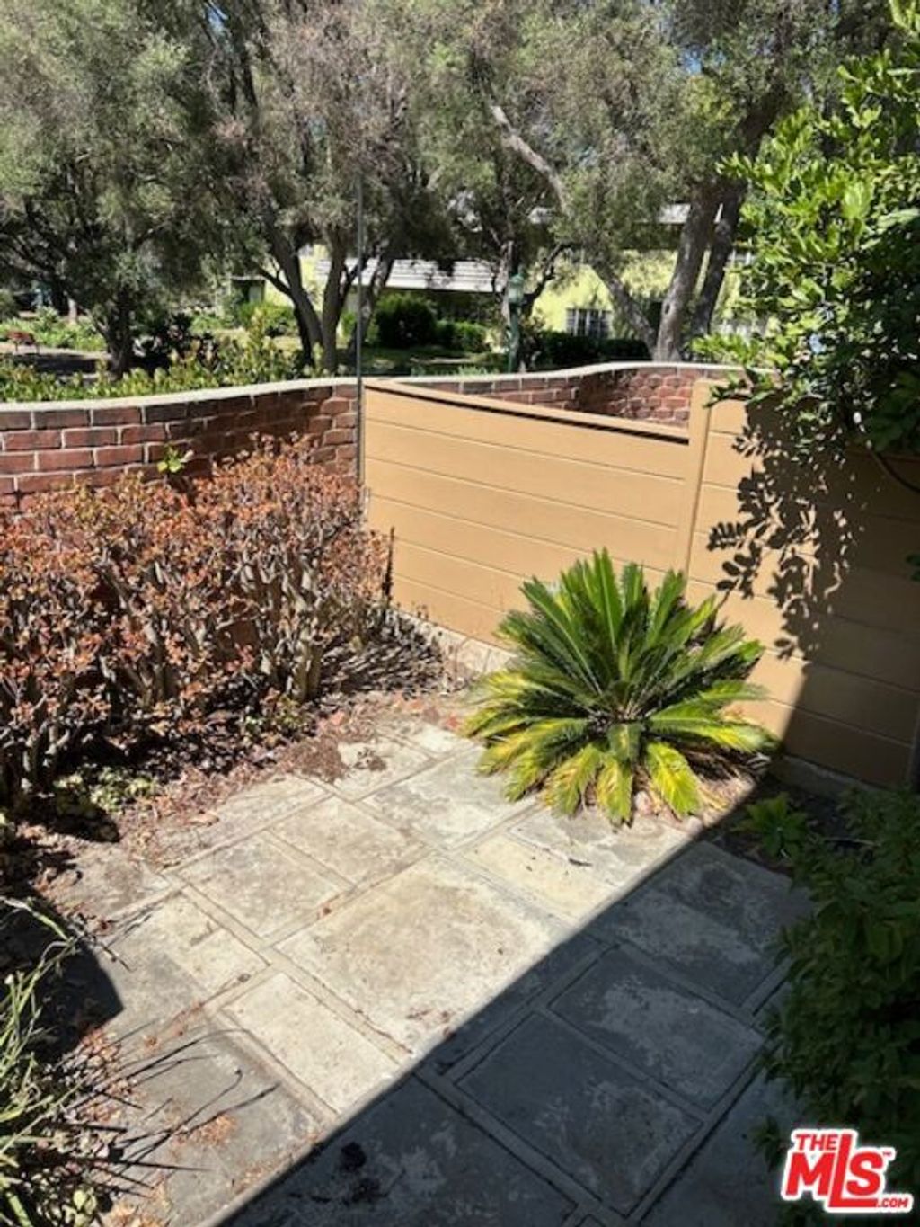 Photo of 5198 1/2 Village Grn, Los Angeles, CA 90016 (MLS # 25573099)