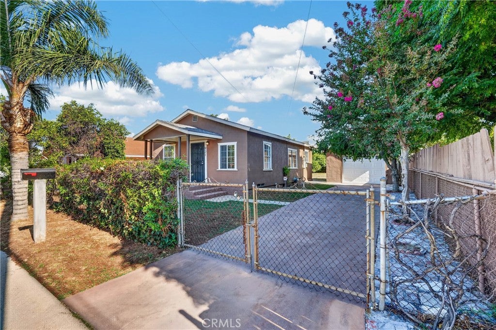 921 W Grand