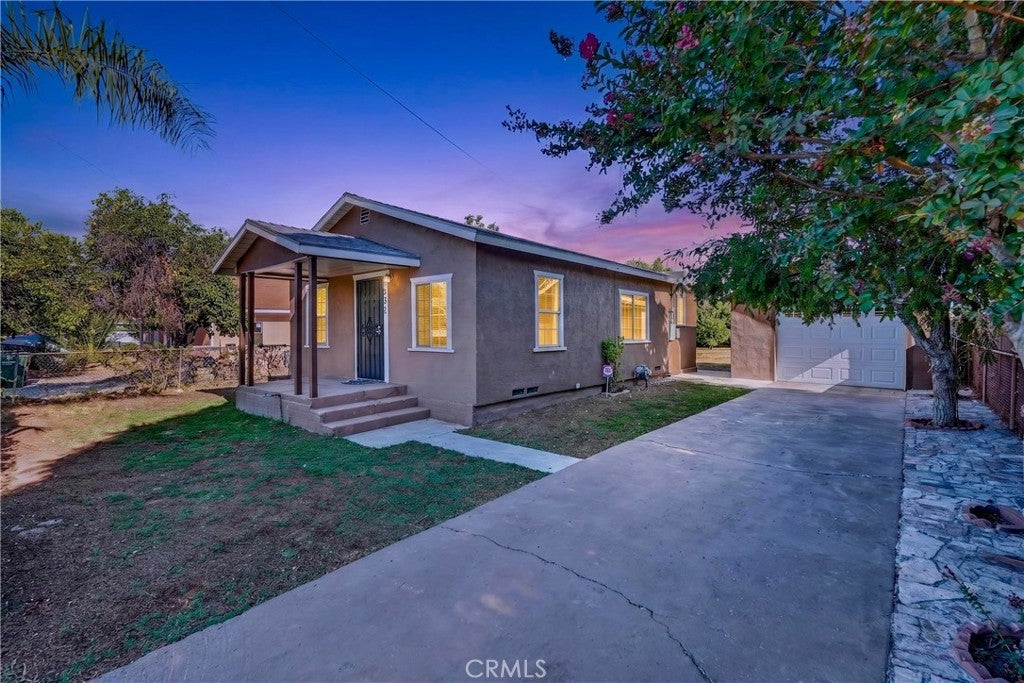 921 W Grand