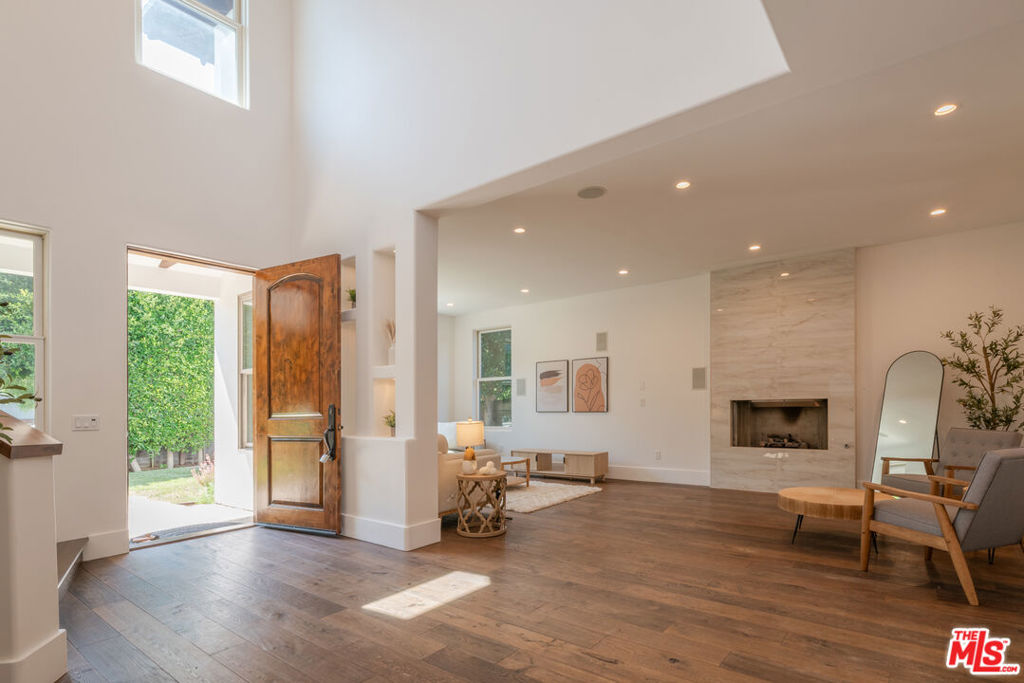 3496 Redwood Avenue