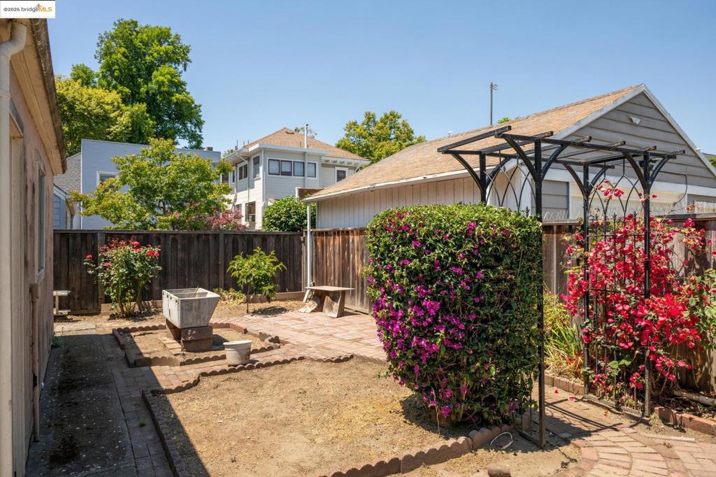 EAST END - Residential