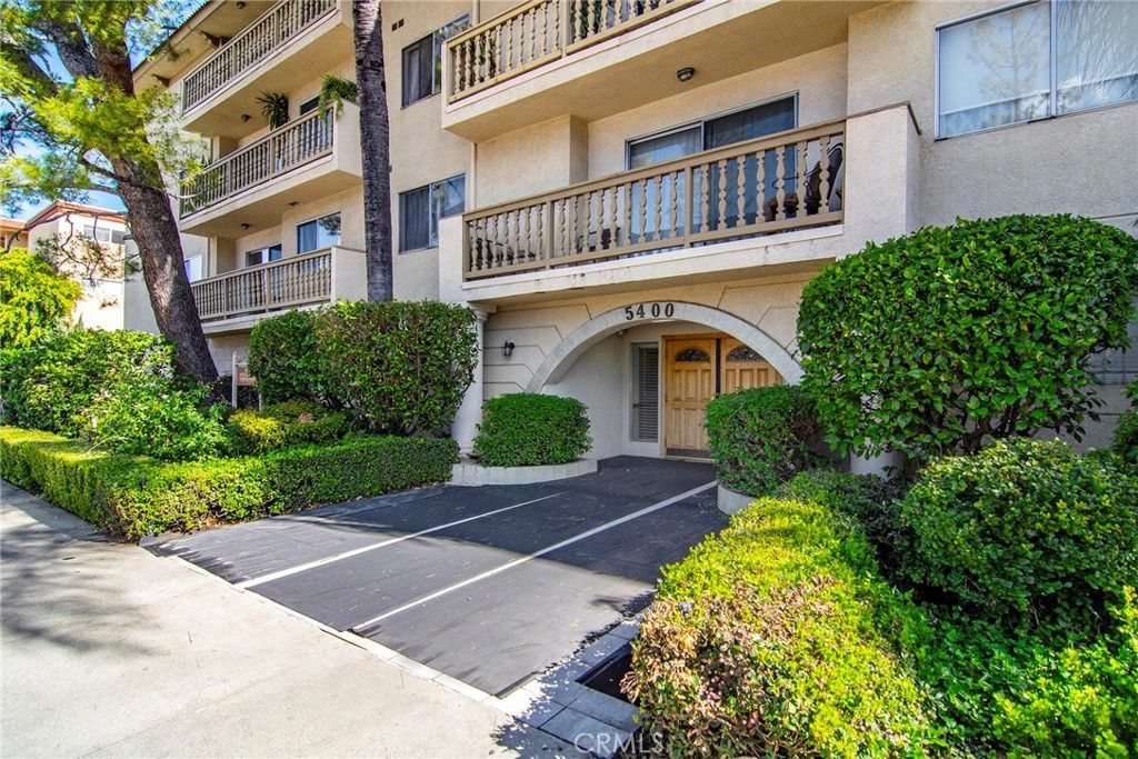 Photo of 5400 Lindley Avenue #101, Encino, CA 91316 (MLS # SR26039345)