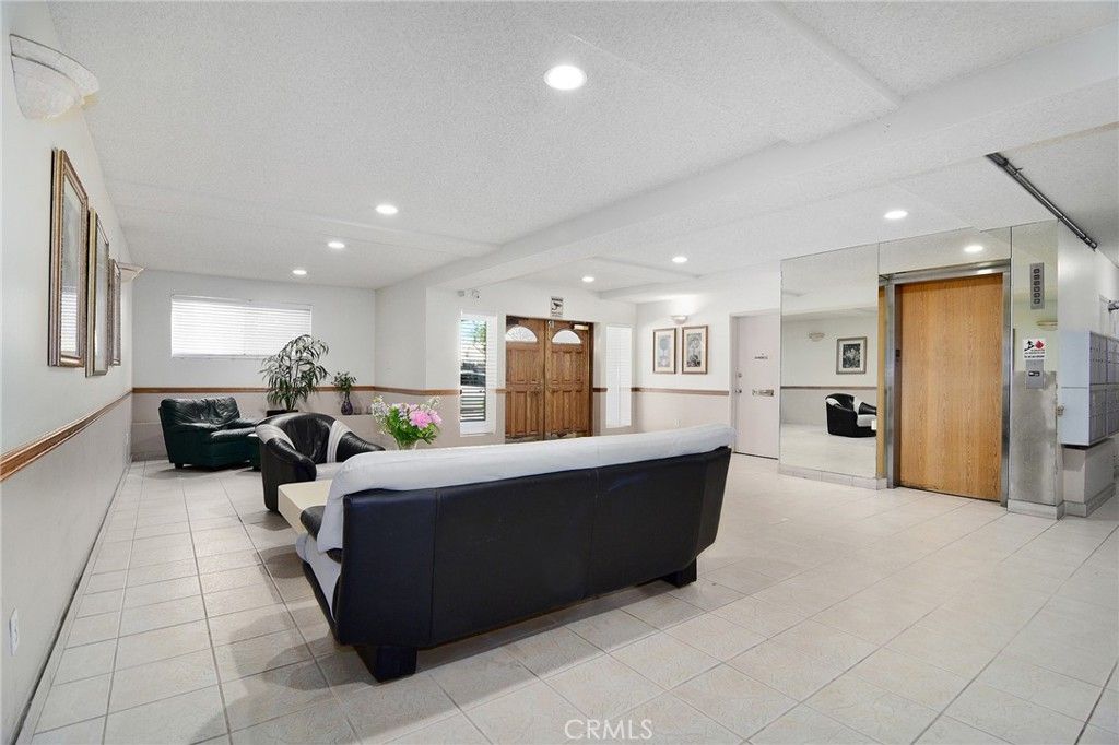 Photo of 5400 Lindley Avenue #101, Encino, CA 91316 (MLS # SR26039345)