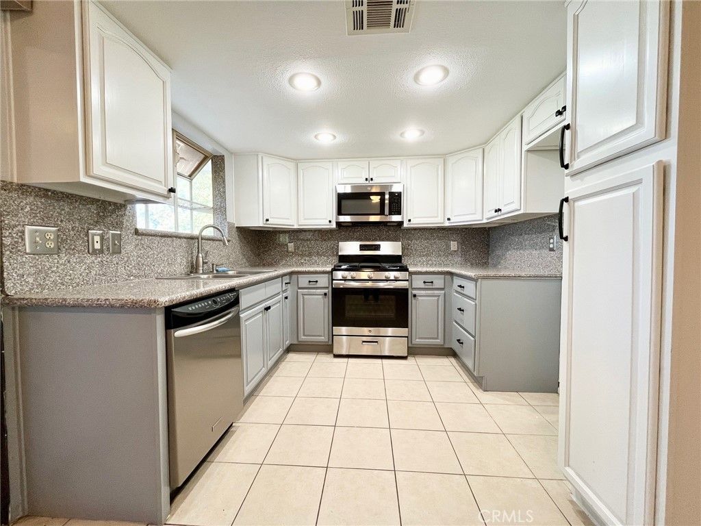 listing image 130724411094458440243