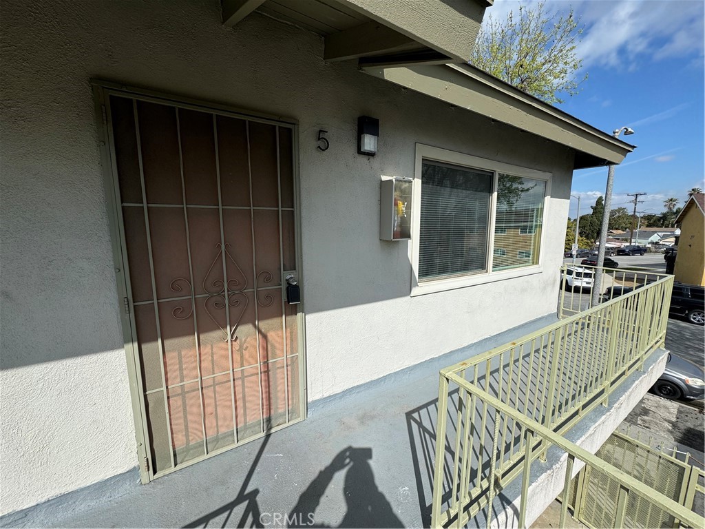 Nice and spacious 2 bedroom 1 bath upper unit in Long Beach. Unit has just been freshly painted and features vinyl flooring throughout the main living area, new blinds, one full bathroom and kitchen with oven. There is onsite laundry as well.