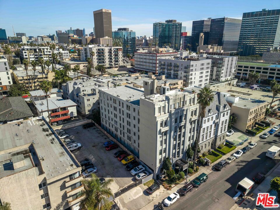 512 S Hobart Boulevard