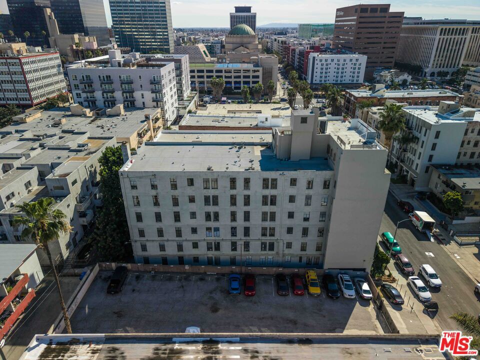 512 S Hobart Boulevard