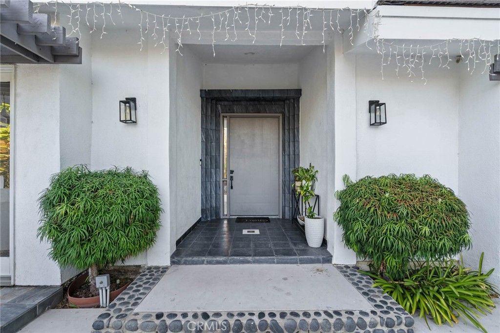 Photo of 5907 Oakdale Avenue, Woodland Hills, CA 91367 (MLS # SR25198107)