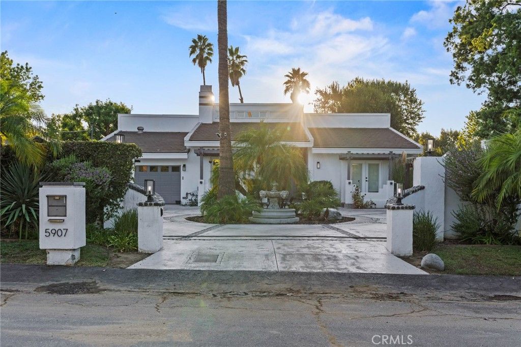 Photo of 5907 Oakdale Avenue, Woodland Hills, CA 91367 (MLS # SR25198107)