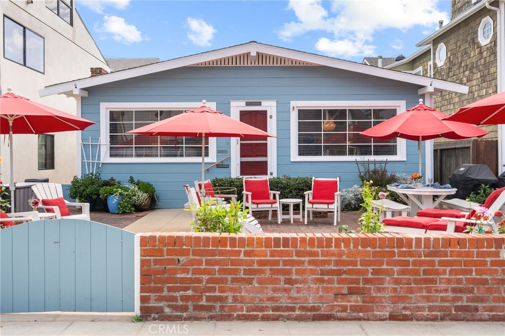 Charming Fully Furnished Walk Street Home in Hermosa Beach. Experience coastal living at its finest in this stunning home located on a picturesque walk street in Hermosa Beach. This meticulously maintained one level 3-bedroom, 1.5-bath home is in pristine condition, with fresh paint and immaculate cleanliness throughout.The home comes move-in ready, with 1 car garage parking, complete with appliances, a stackable washer & dryer, linens, towels, dishes, and everything else you need for comfortable living. Whether you’re cooking in the fully stocked kitchen or relaxing on the front patio you'll feel right at home.
Just steps from the beach and within walking distance of Hermosa’s best restaurants and shops, this property is perfectly situated to enjoy the beach lifestyle. With the ocean practically at your doorstep, you’ll fall asleep to the sound of waves and wake up ready to embrace all that this vibrant beach community has to offer. Available now for your enjoyment don’t miss this opportunity to live in one of Hermosa Beaches most desirable locations!