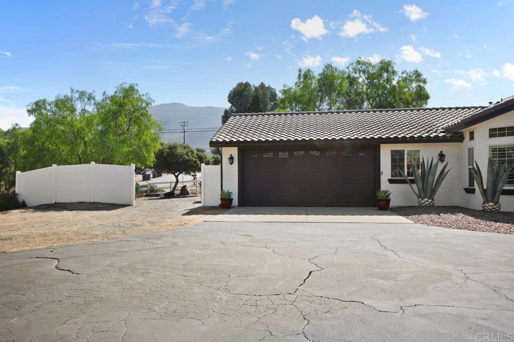 3029 N Victoria Drive