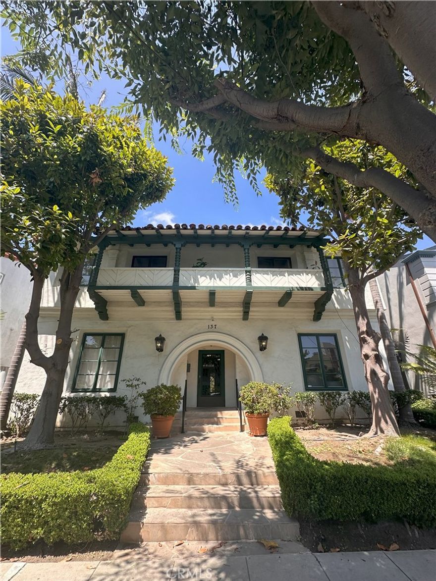 Located next to Neman Marcus and close to all the Beverly Hills Stores and Restaurants. This updated unit is light and bright and totally remodeled. This unit has a dishwasher and refrigerator. The laundry on premise. Gas and water included.