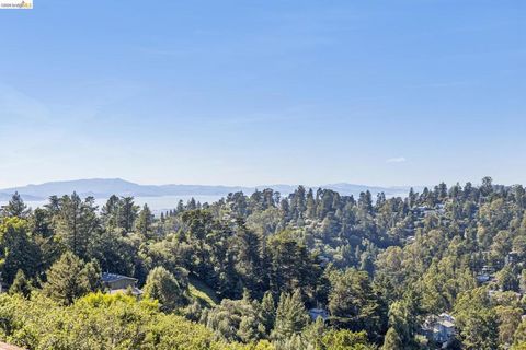 Photo of 46 Carisbrook Ln Ln, Oakland, CA 94611 (MLS # 41132352)