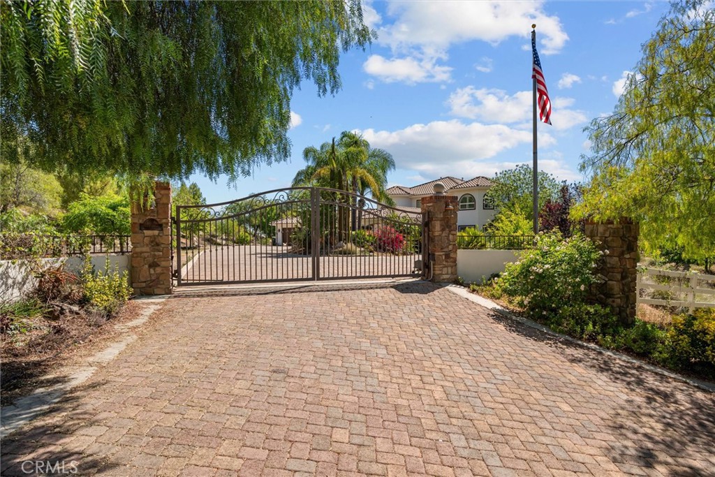 21100 Paseo Montana