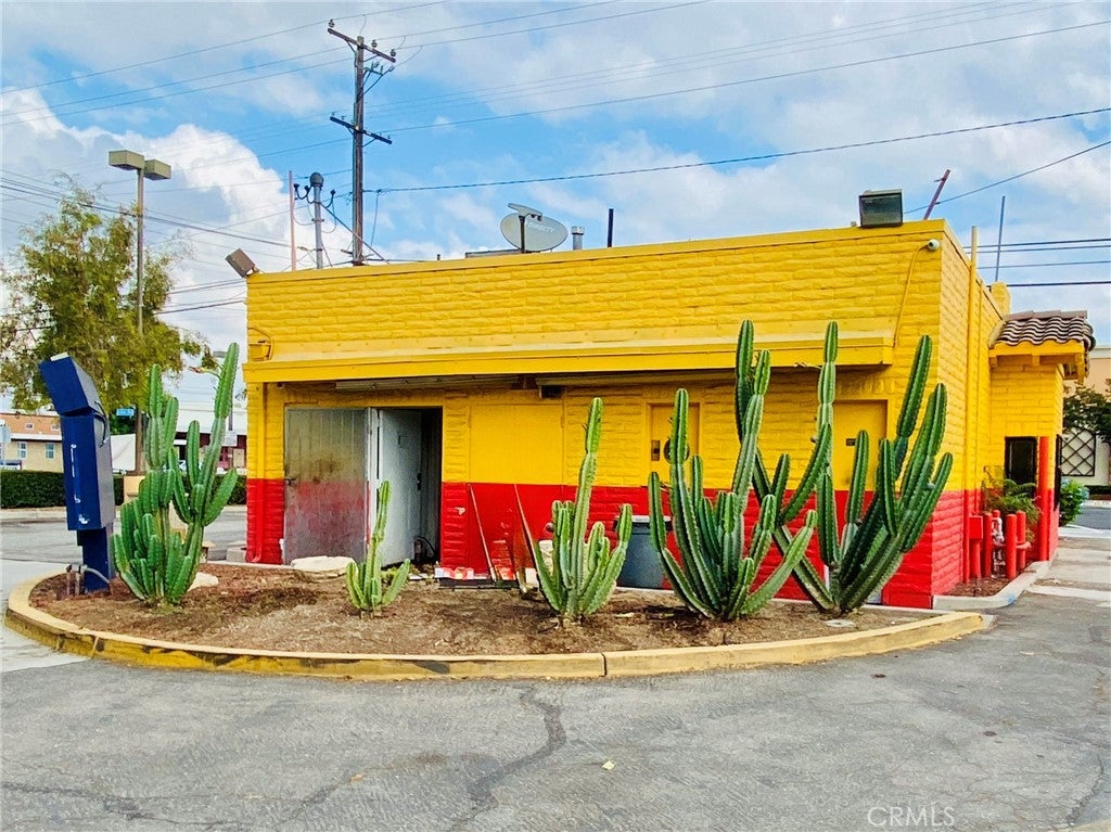 1236 E Artesia