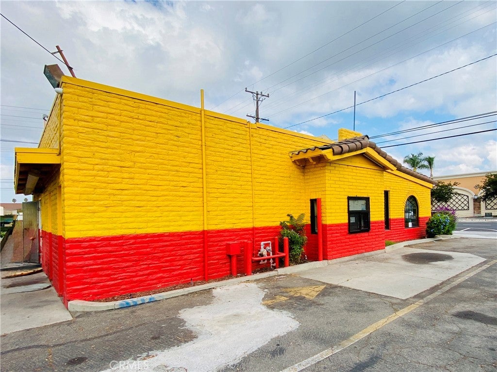 1236 E Artesia