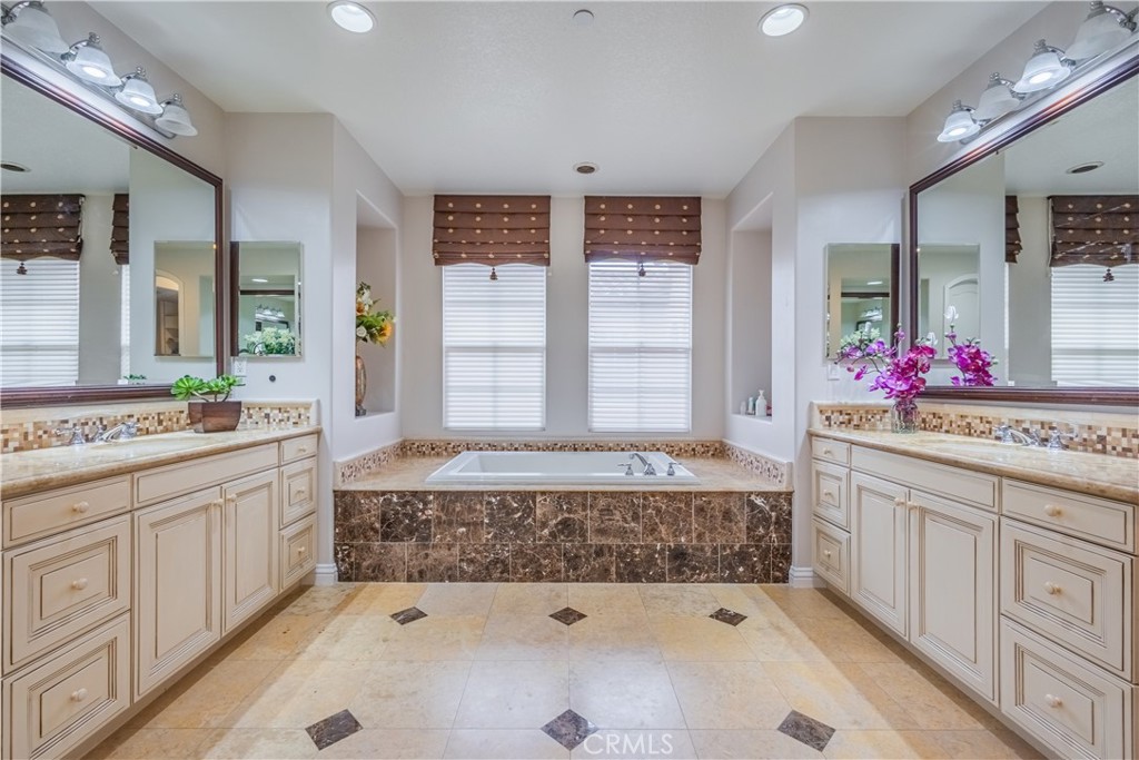 Claremont, California, 91711, United States, 5 Bedrooms Bedrooms, ,5 BathroomsBathrooms,Residential,Active,2033995