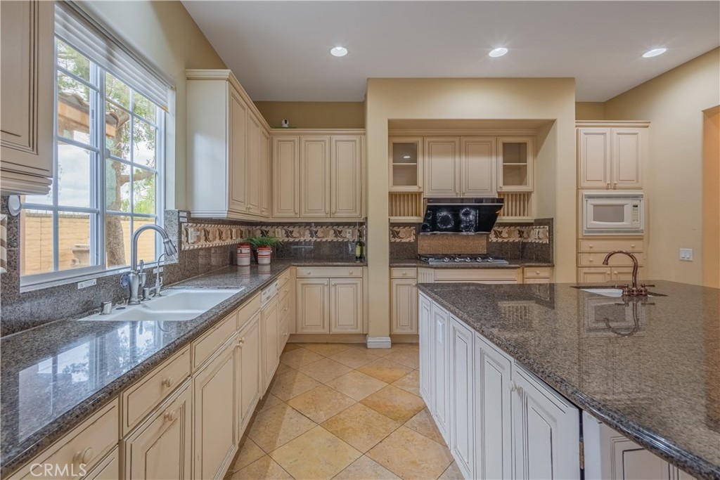 Claremont, California, 91711, United States, 5 Bedrooms Bedrooms, ,5 BathroomsBathrooms,Residential,Active,2033995