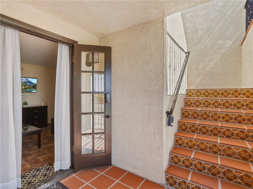 1350 E Tujunga Avenue