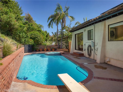 Photo of 1350 E Tujunga Avenue, Burbank, CA 91501 (MLS # BB26193488)