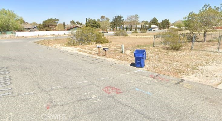 This 0.65 -acre residential lot is situated Palmdale, unique opportunity to build a custom home in a vibrant and evolving community. The
this property provides a blank canvas for those looking to establish a presence in one of Los Angeles' most dynamic neighborhoods. Whether you're planning to build your dream home or seeking a promising investment, this lot offers the versatility and location to bring your vision to life. Acces to public water and electricity.