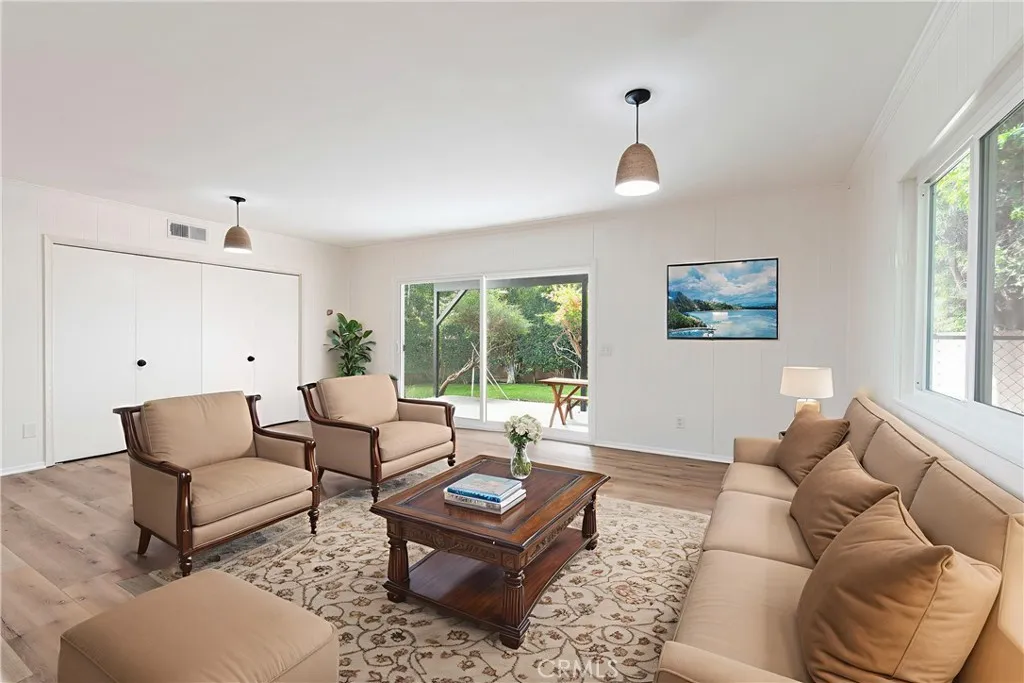 Van Nuys, California 91405, United States, 3 Bedrooms Bedrooms, ,2 BathroomsBathrooms,Residential,Active,226289