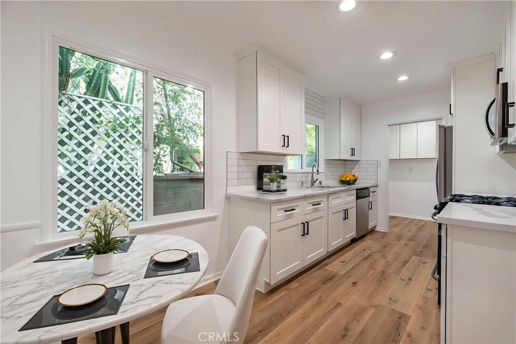 Van Nuys, California 91405, United States, 3 Bedrooms Bedrooms, ,2 BathroomsBathrooms,Residential,Active,226289