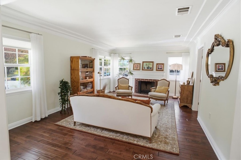 2049 E Glenoaks