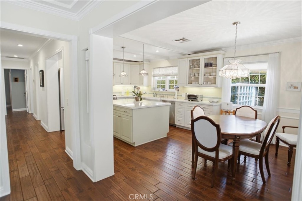 2049 E Glenoaks