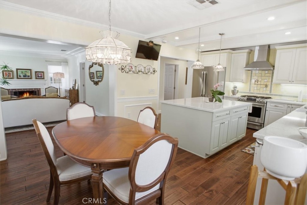 2049 E Glenoaks