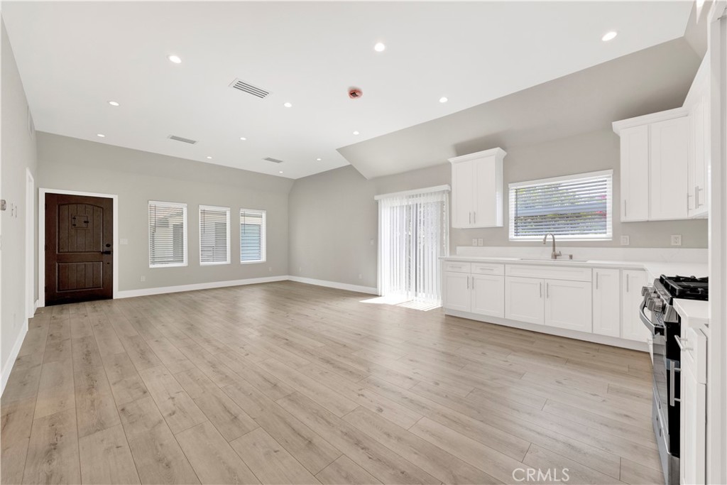A beautiful 2 bedroom and 2 bathroom is a 5 unit complex in the heart of Glendale. Brand new appliances in the kitchen. There is porch to enjoy and a backyard to entertain guests and have a bbq. There is a laundry hook up. Property is close to shopping.