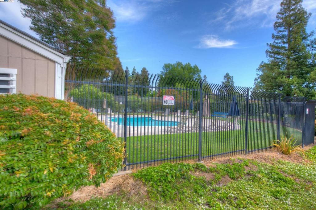 listing image 130728271150469935308
