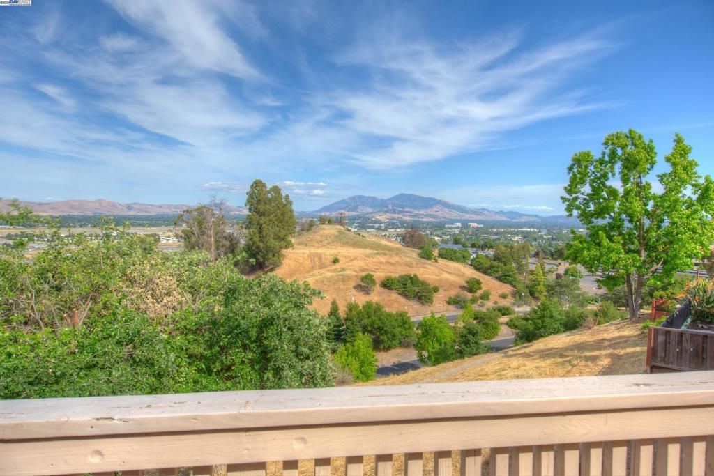 listing image 130727642468159978112