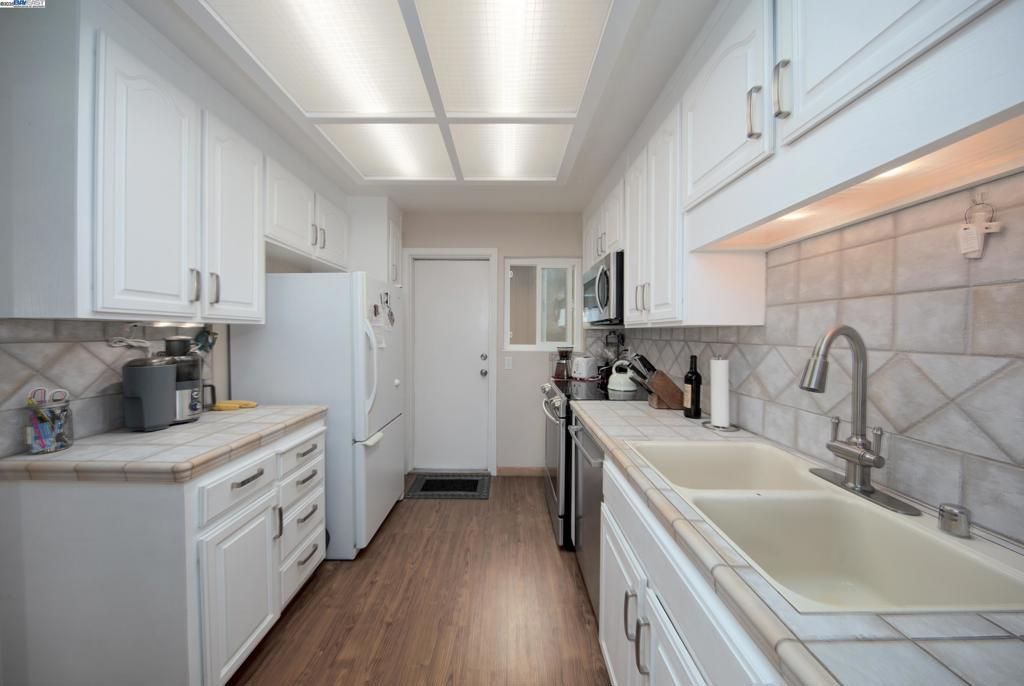 listing image 130728533176646905698