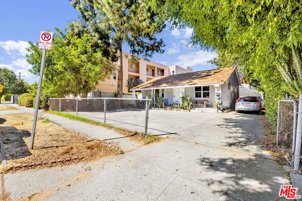 Photo of 14541 Hart Street, Van Nuys, CA 91405 (MLS # 25602235)