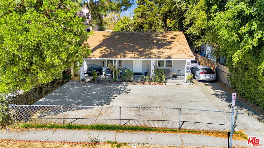 Photo of 14541 Hart Street, Van Nuys, CA 91405 (MLS # 25602235)